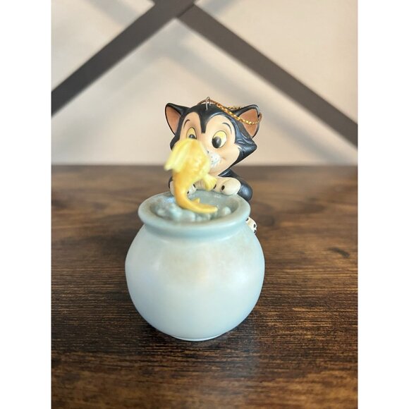 WDCC “Disney” "Purrfect Kiss" Figaro & Cleo ornament from Pinocchio - Picture 4 of 9